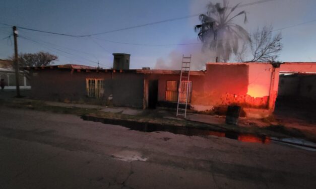 Atienden incendio en vivienda de la colonia 20 de Noviembre