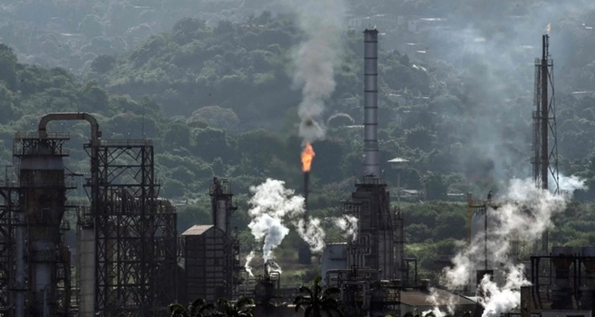 Estados Unidos permitirá reventa de petróleo venezolano a Cuba bajo licencias específicas