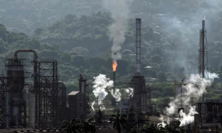 Estados Unidos permitirá reventa de petróleo venezolano a Cuba bajo licencias específicas