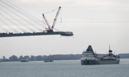 Trump amenaza con bloquear apertura de puente entre Estados Unidos y Canadá