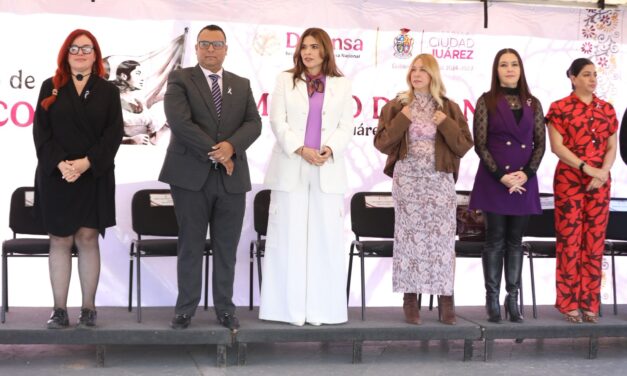 Realizan izamiento de bandera honrando la valentía de la mujer mexicana