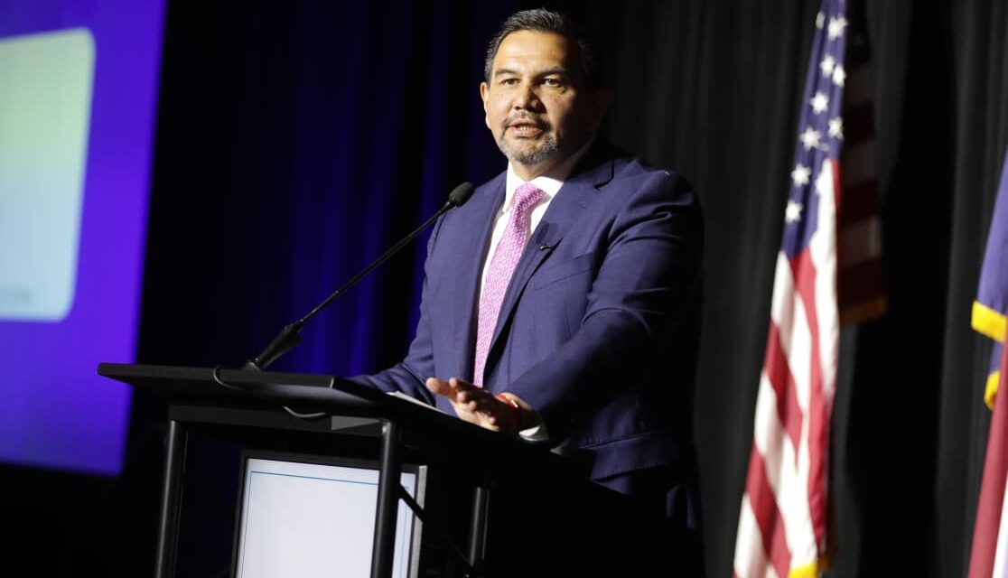 Destacan a Cruz Pérez Cuéllar como posible gobernador durante evento empresarial en El Paso