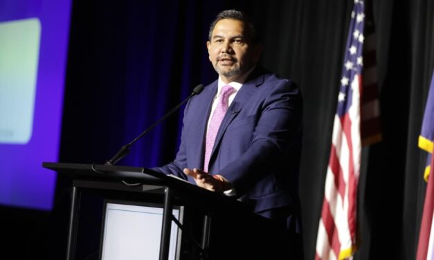 Destacan a Cruz Pérez Cuéllar como posible gobernador durante evento empresarial en El Paso