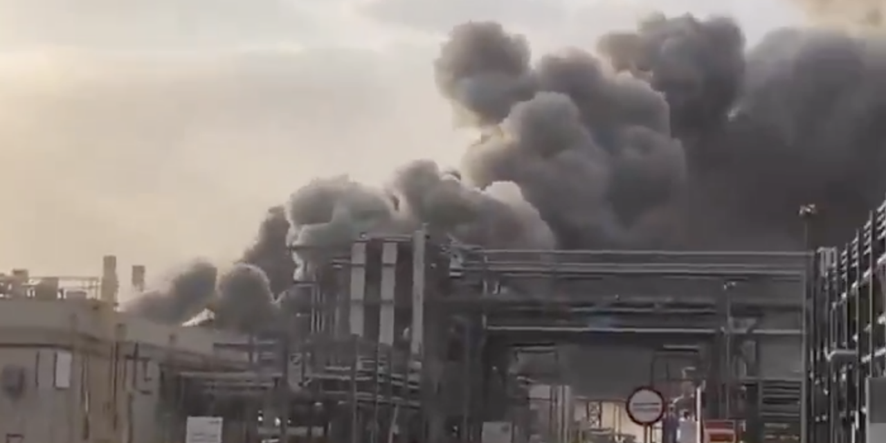 Golpe al corazón del petróleo mundial: ataque a la mayor refinería sacude los mercados y dispara el crudo 13%