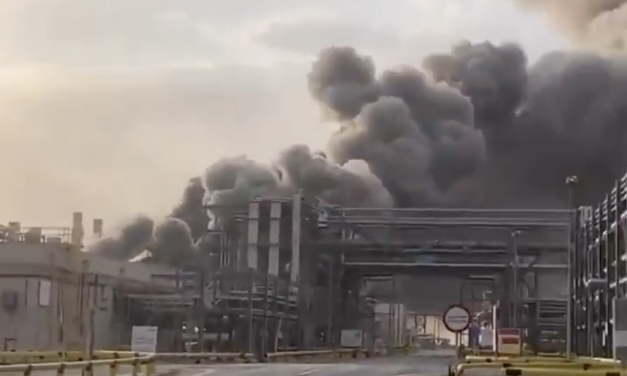 Golpe al corazón del petróleo mundial: ataque a la mayor refinería sacude los mercados y dispara el crudo 13%