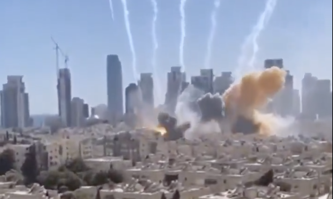 “¡TEL AVIV BAJO FUEGO! Misiles iraníes impactan en Israel mientras videos brutales circulan en redes”