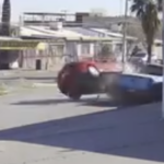 ¡Quedó todo en video! Joven pierde el control y provoca choque contra autos estacionados en Ciudad Juárez