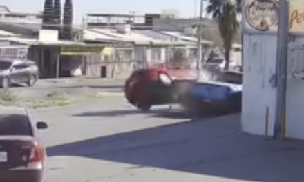 ¡Quedó todo en video! Joven pierde el control y provoca choque contra autos estacionados en Ciudad Juárez