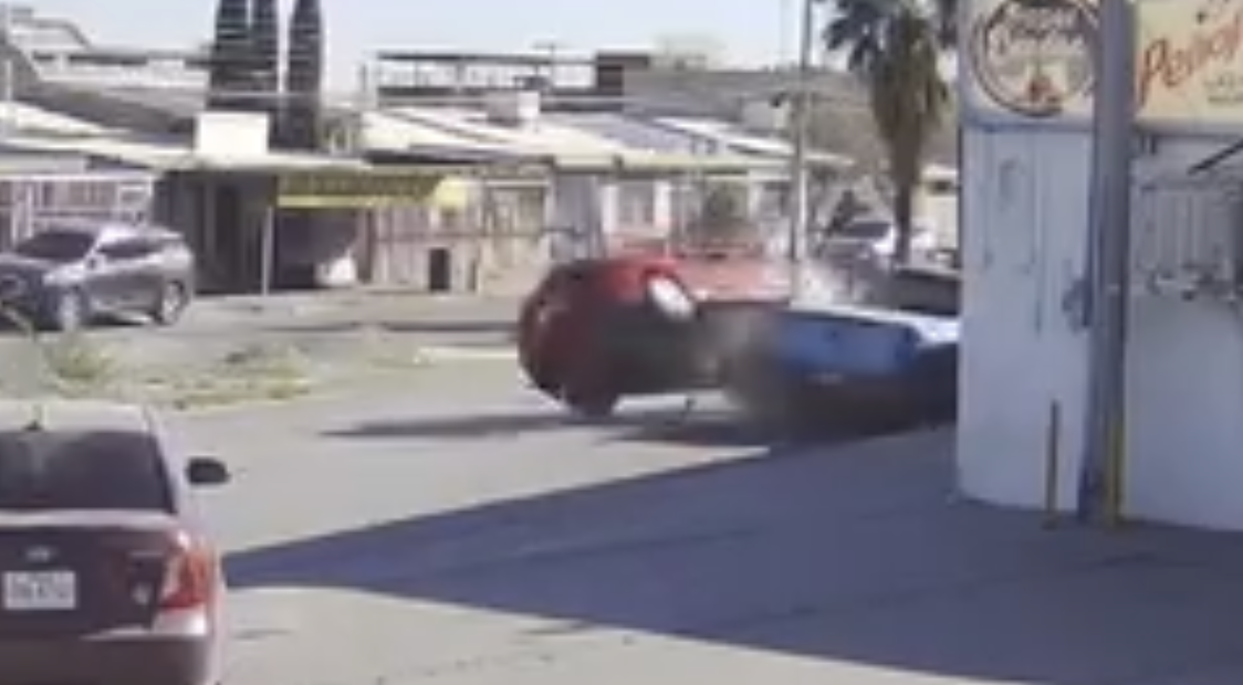 ¡Quedó todo en video! Joven pierde el control y provoca choque contra autos estacionados en Ciudad Juárez