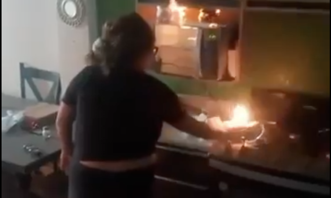 Discusión termina en incendio: mujer prende fuego a su propia casa y todo queda grabado