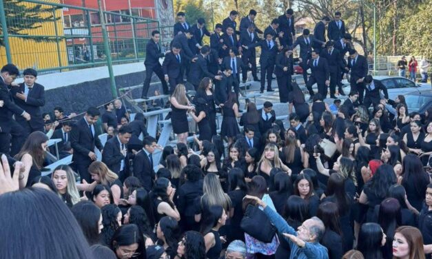 Se repite la fórmula… otra vez colapsa estructura durante foto de graduación en universidad; 18 jóvenes lesionados