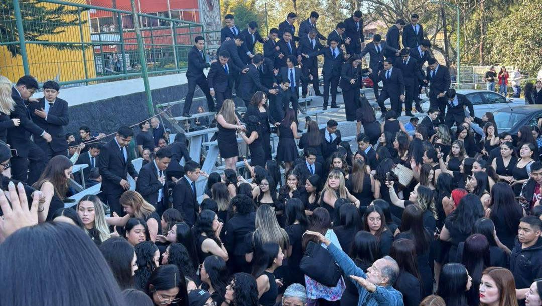 Se repite la fórmula… otra vez colapsa estructura durante foto de graduación en universidad; 18 jóvenes lesionados