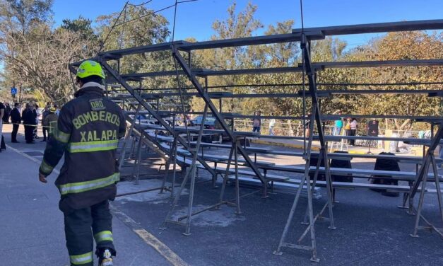 Se repite la fórmula… otra vez colapsa estructura durante foto de graduación en universidad; 18 jóvenes lesionados