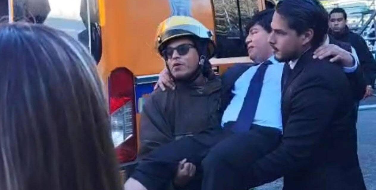 Se repite la fórmula… otra vez colapsa estructura durante foto de graduación en universidad; 18 jóvenes lesionados