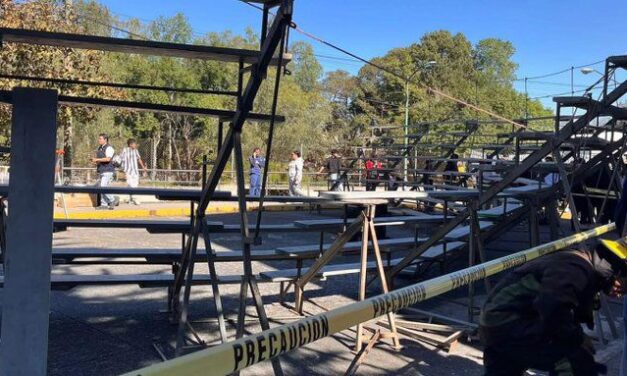Se repite la fórmula… otra vez colapsa estructura durante foto de graduación en universidad; 18 jóvenes lesionados