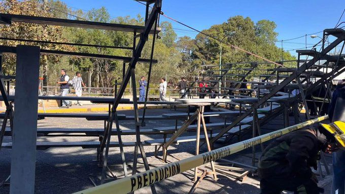 Se repite la fórmula… otra vez colapsa estructura durante foto de graduación en universidad; 18 jóvenes lesionados