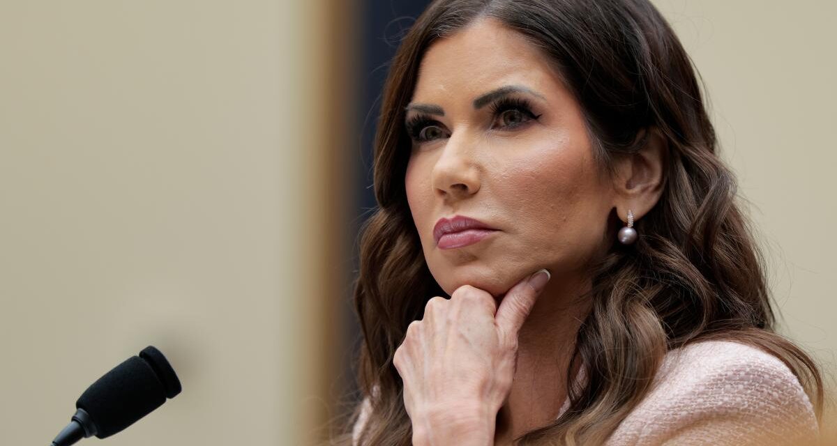 Cae la “cazadora de migrantes”: Trump destituye a Kristi Noem como secretaria de Seguridad Nacional