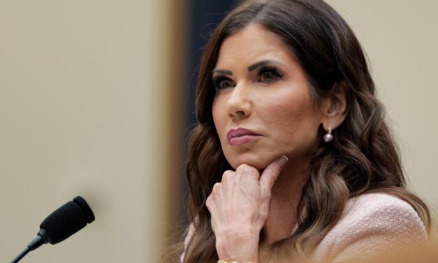 Cae la “cazadora de migrantes”: Trump destituye a Kristi Noem como secretaria de Seguridad Nacional