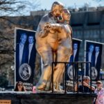 Aparece estatua de Trump y Epstein estilo Titanic frente al Capitolio; desata polémica en Washington