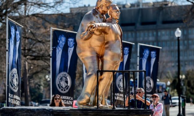 Aparece estatua de Trump y Epstein estilo Titanic frente al Capitolio; desata polémica en Washington