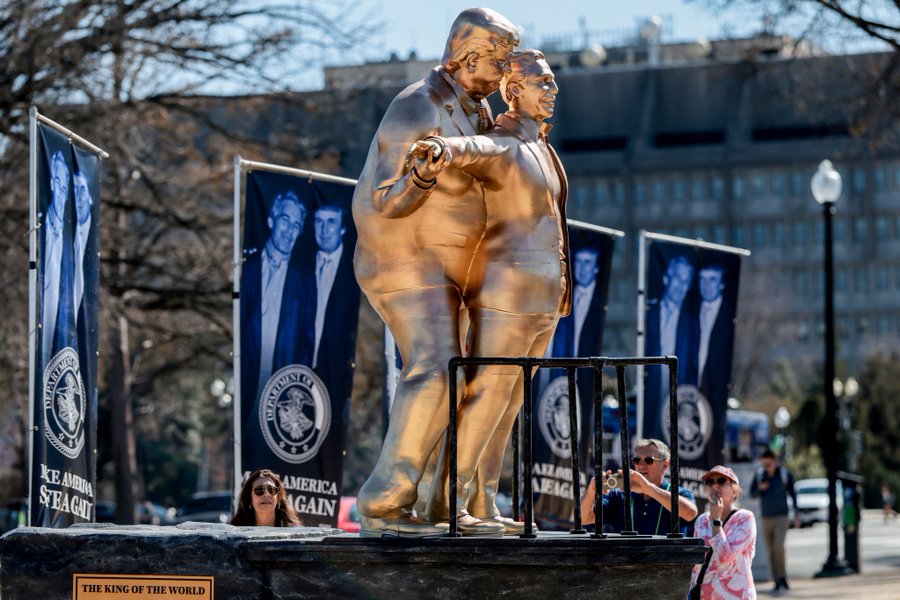 Aparece estatua de Trump y Epstein estilo Titanic frente al Capitolio; desata polémica en Washington