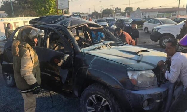 Explota camioneta en plena circulación en Edomex