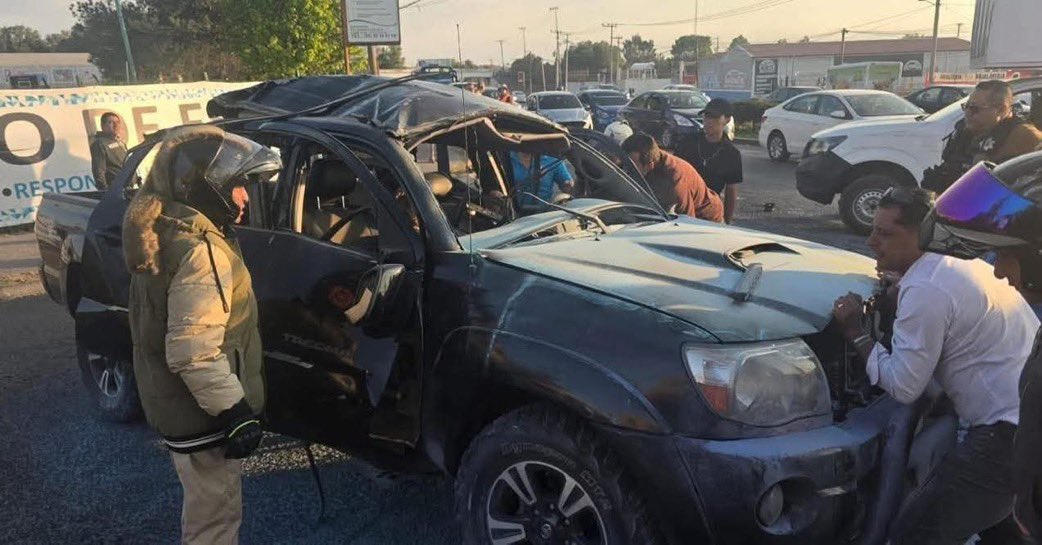 Explota camioneta en plena circulación en Edomex