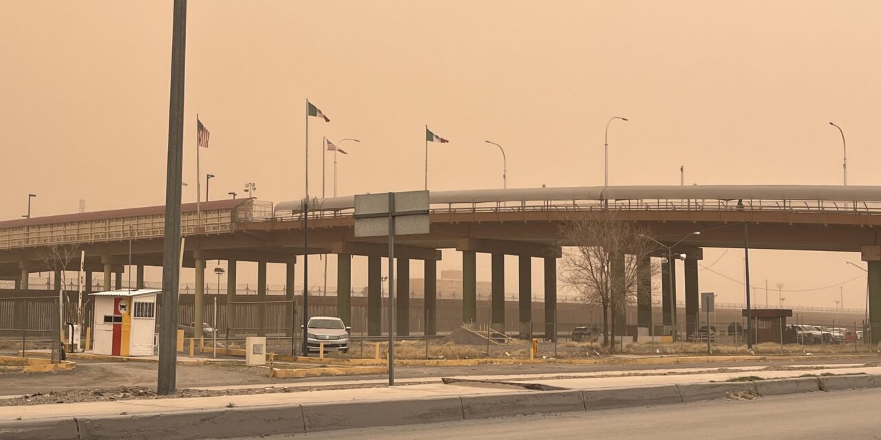 Vientos fuertes azotarán Juárez este viernes! Alertan por tolvaneras, frío y riesgo en calles
