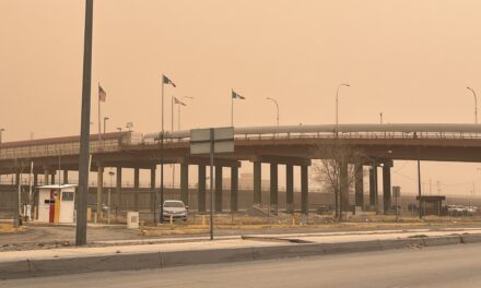 Vientos fuertes azotarán Juárez este viernes! Alertan por tolvaneras, frío y riesgo en calles