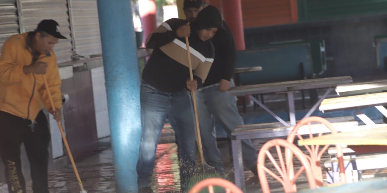 Encabeza secretario del Ayuntamiento operativo integral de limpieza en Parque Borunda