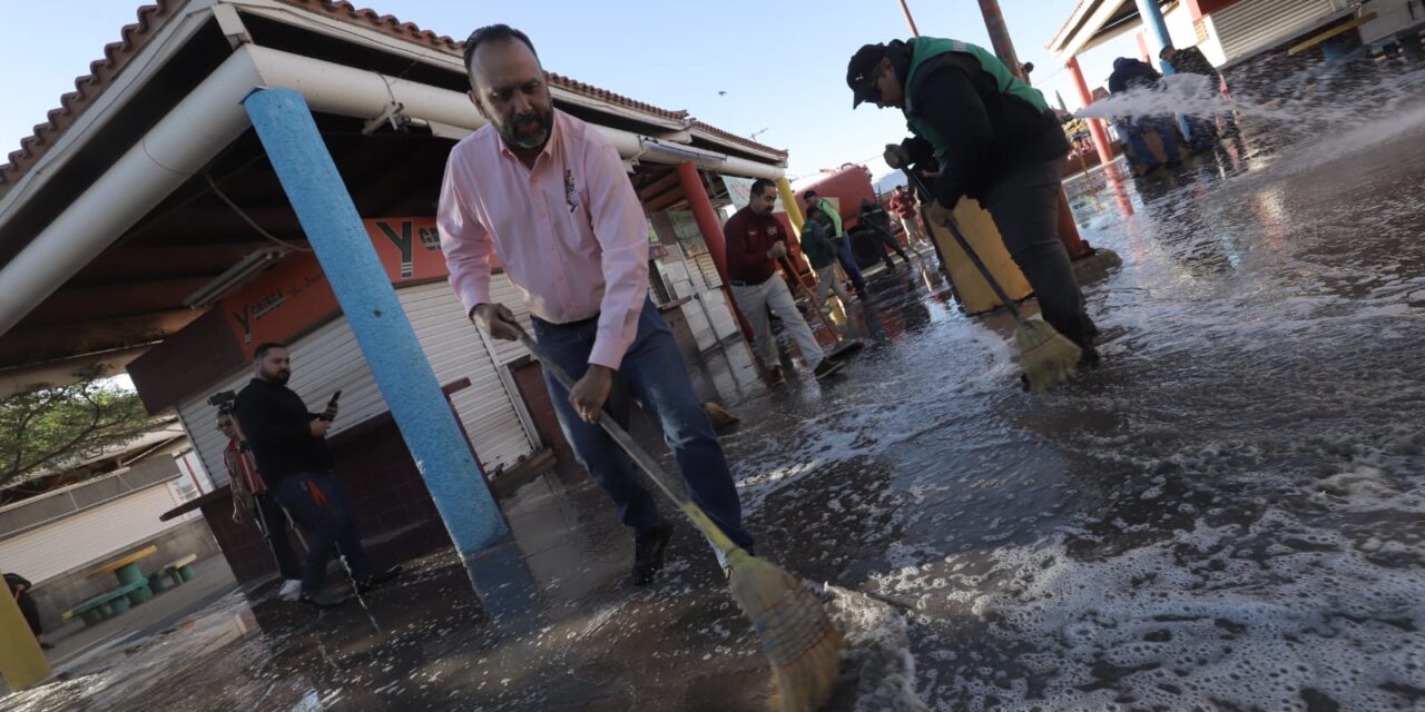 Encabeza secretario del Ayuntamiento operativo integral de limpieza en Parque Borunda