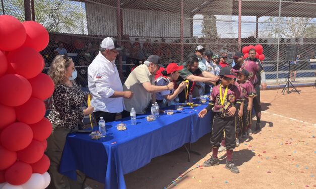 Arranca la Liga Infantil Carlos Amaya; homenajean a leyenda del béisbol juarense