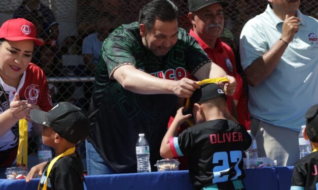 Arranca la Liga Infantil Carlos Amaya; homenajean a leyenda del béisbol juarense