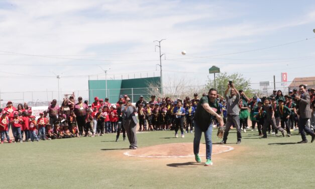 Arranca la Liga Infantil Carlos Amaya; homenajean a leyenda del béisbol juarense