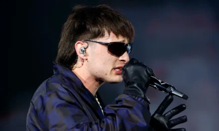 Peso Pluma es abucheado en partido de la NBA tras negarse a foto con fan