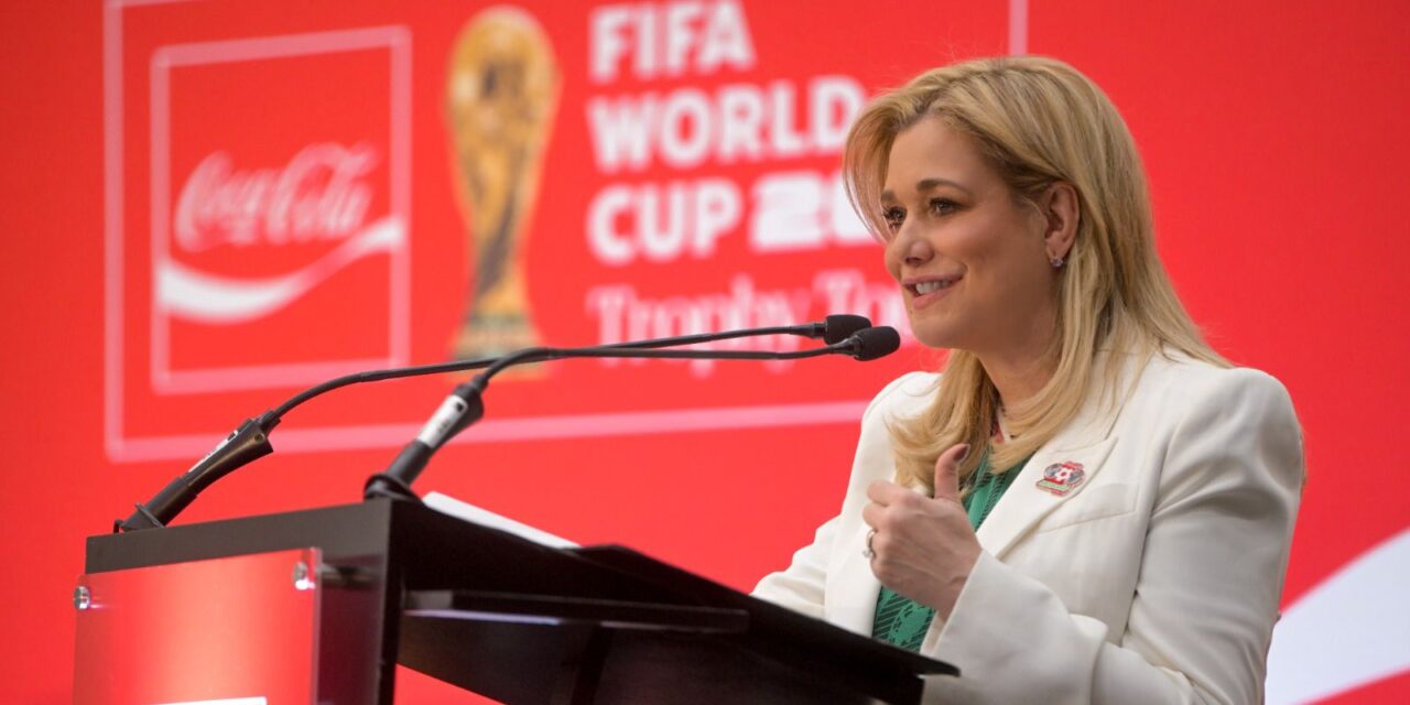 Maru Campos da la bienvenida al Trofeo de la Copa Mundial de la FIFA 2026 en su paso por Chihuahua