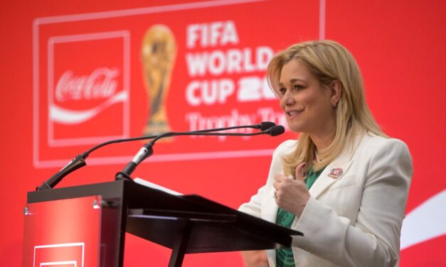 Maru Campos da la bienvenida al Trofeo de la Copa Mundial de la FIFA 2026 en su paso por Chihuahua