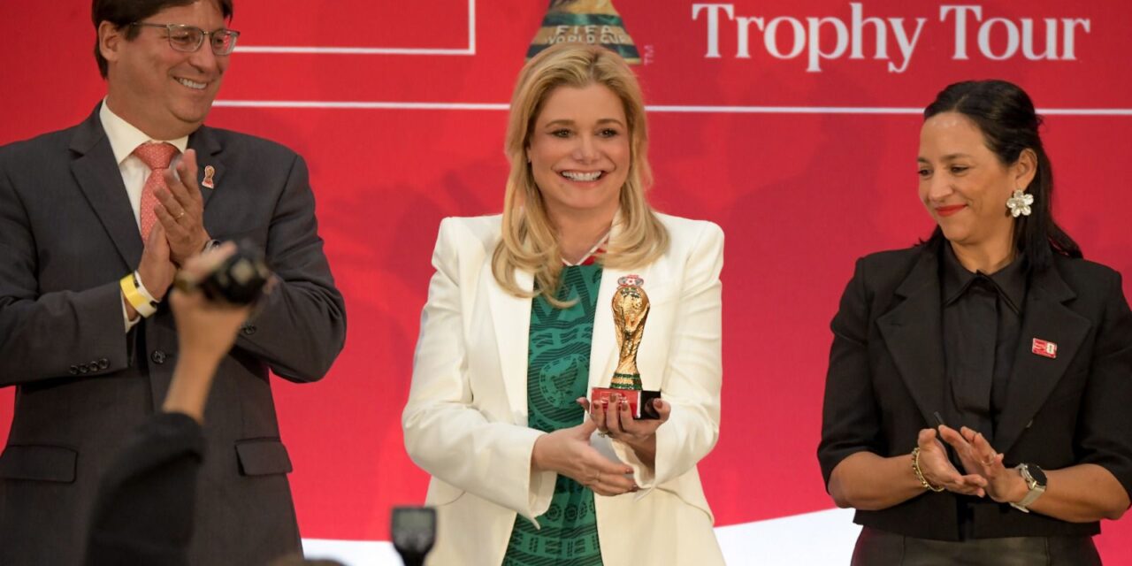 Maru Campos da la bienvenida al Trofeo de la Copa Mundial de la FIFA 2026 en su paso por Chihuahua