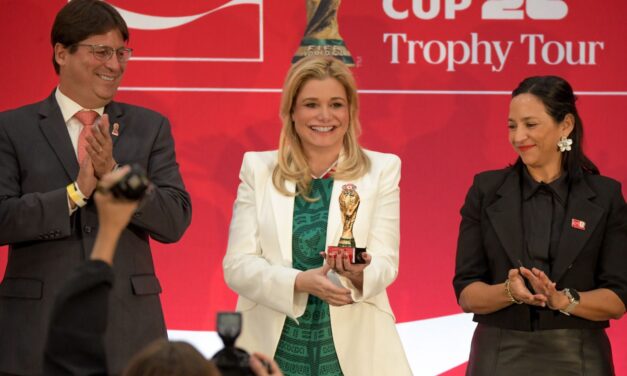 Maru Campos da la bienvenida al Trofeo de la Copa Mundial de la FIFA 2026 en su paso por Chihuahua