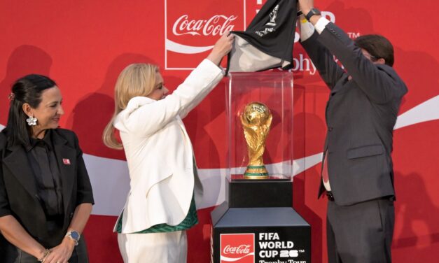 Maru Campos da la bienvenida al Trofeo de la Copa Mundial de la FIFA 2026 en su paso por Chihuahua