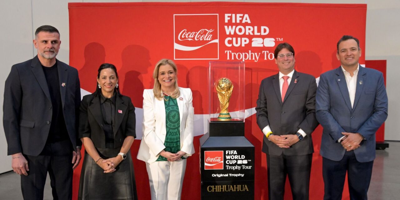 Maru Campos da la bienvenida al Trofeo de la Copa Mundial de la FIFA 2026 en su paso por Chihuahua