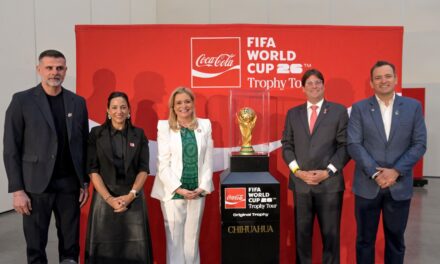 Maru Campos da la bienvenida al Trofeo de la Copa Mundial de la FIFA 2026 en su paso por Chihuahua