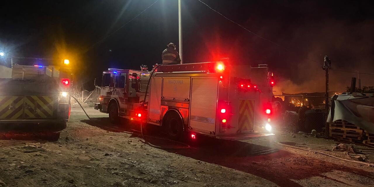 Incendio en predio con tarimas moviliza a bomberos en la colonia Granjas Polo Gamboa