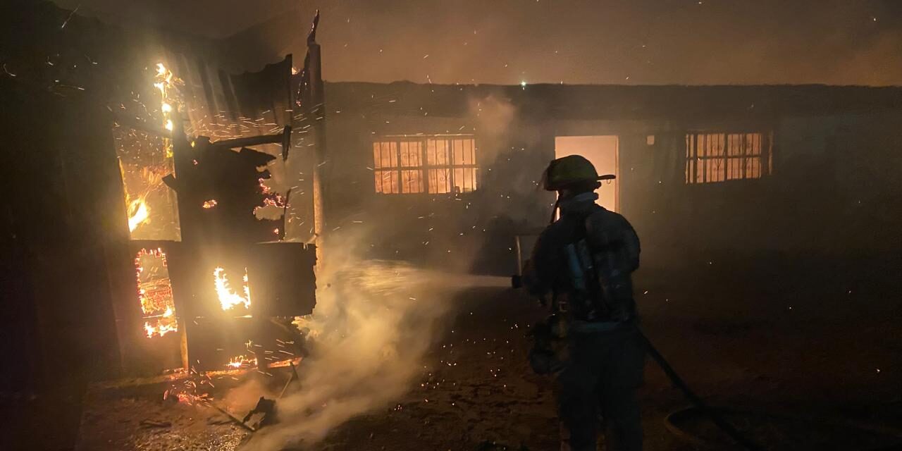 Incendio en predio con tarimas moviliza a bomberos en la colonia Granjas Polo Gamboa