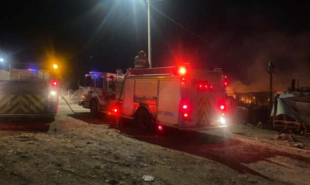 Incendio en predio con tarimas moviliza a bomberos en la colonia Granjas Polo Gamboa