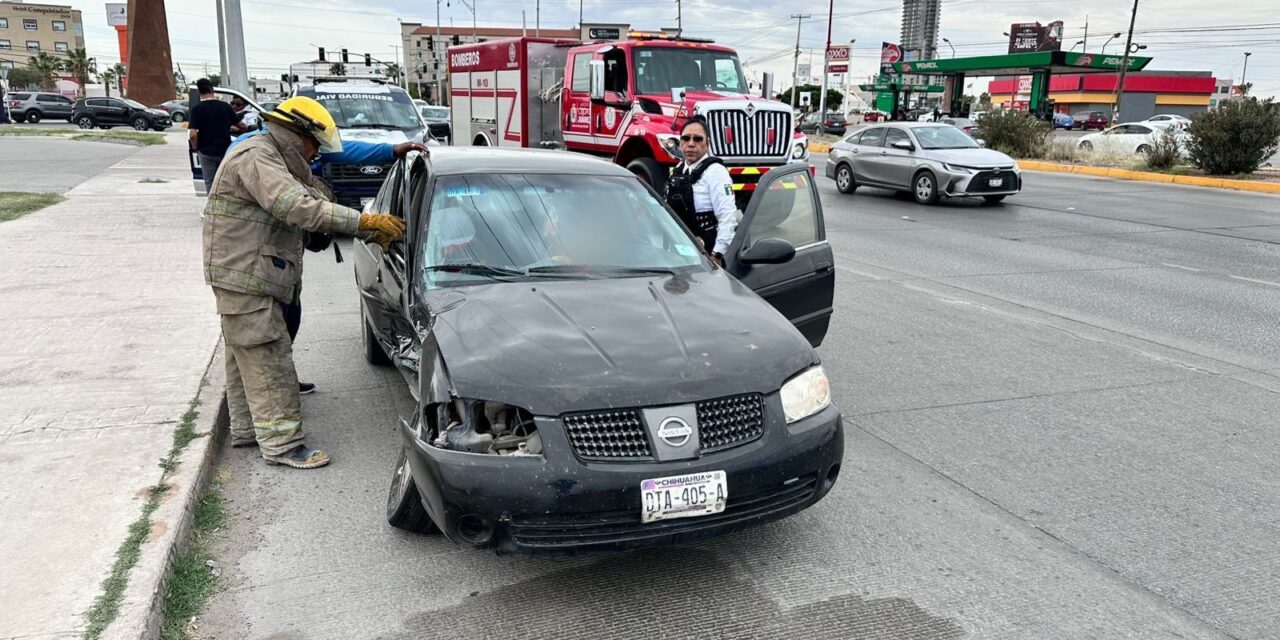 Atienden choque con persona lesionada en Paseo de la Victoria