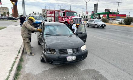Atienden choque con persona lesionada en Paseo de la Victoria