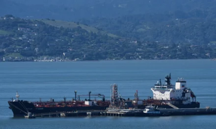 Escalada entre Estados Unidos, Israel e Irán dispara volatilidad global; petróleo y dólar al alza, bolsas retroceden