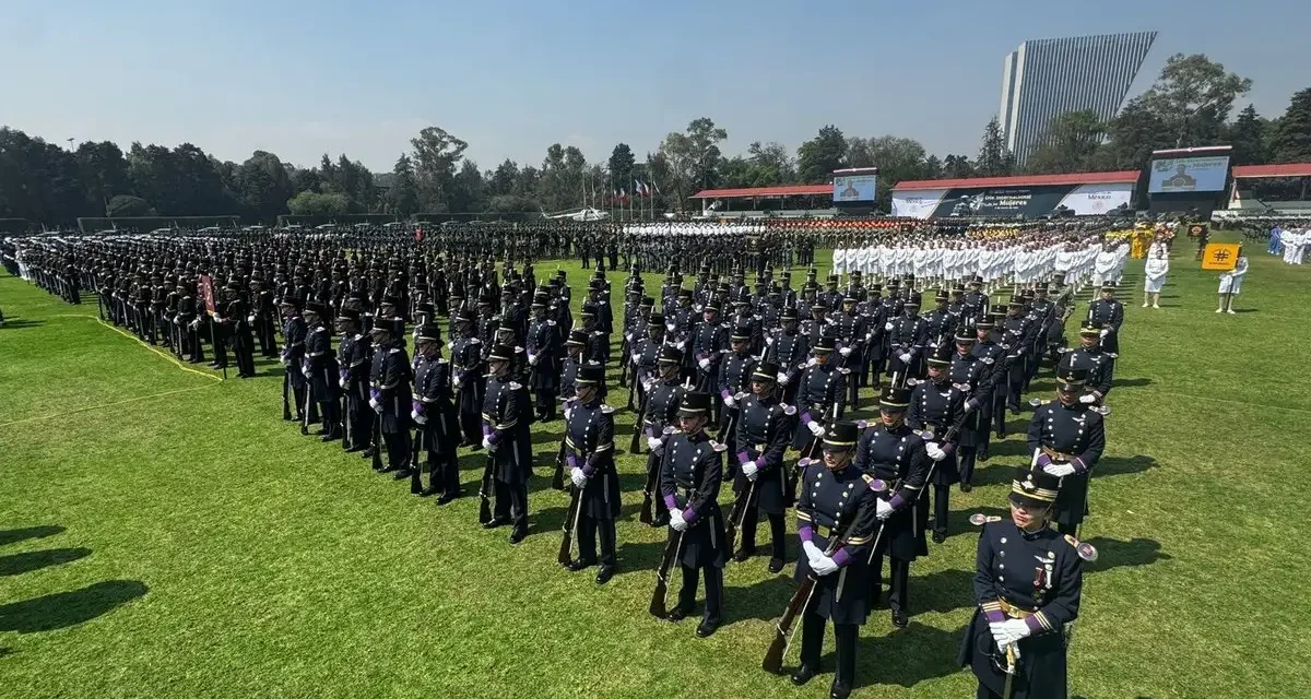 Sheinbaum reconoce a mujeres de las Fuerzas Armadas en ceremonia por el 8M