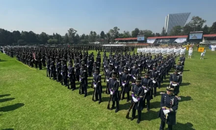 Sheinbaum reconoce a mujeres de las Fuerzas Armadas en ceremonia por el 8M